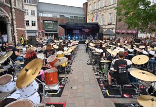 Het Feest van de Vlaamse Gemeenschap liet dit jaar echt van zich horen in Tielt! Het drumcollectief Kortrijk Drumt onder leiding van Gino Kesteloot bracht met meer dan 100 drummers een spectaculaire percussieshow met verbluffende visuele effecten. De show lokte heel wat volk naar de Tieltse Markt.